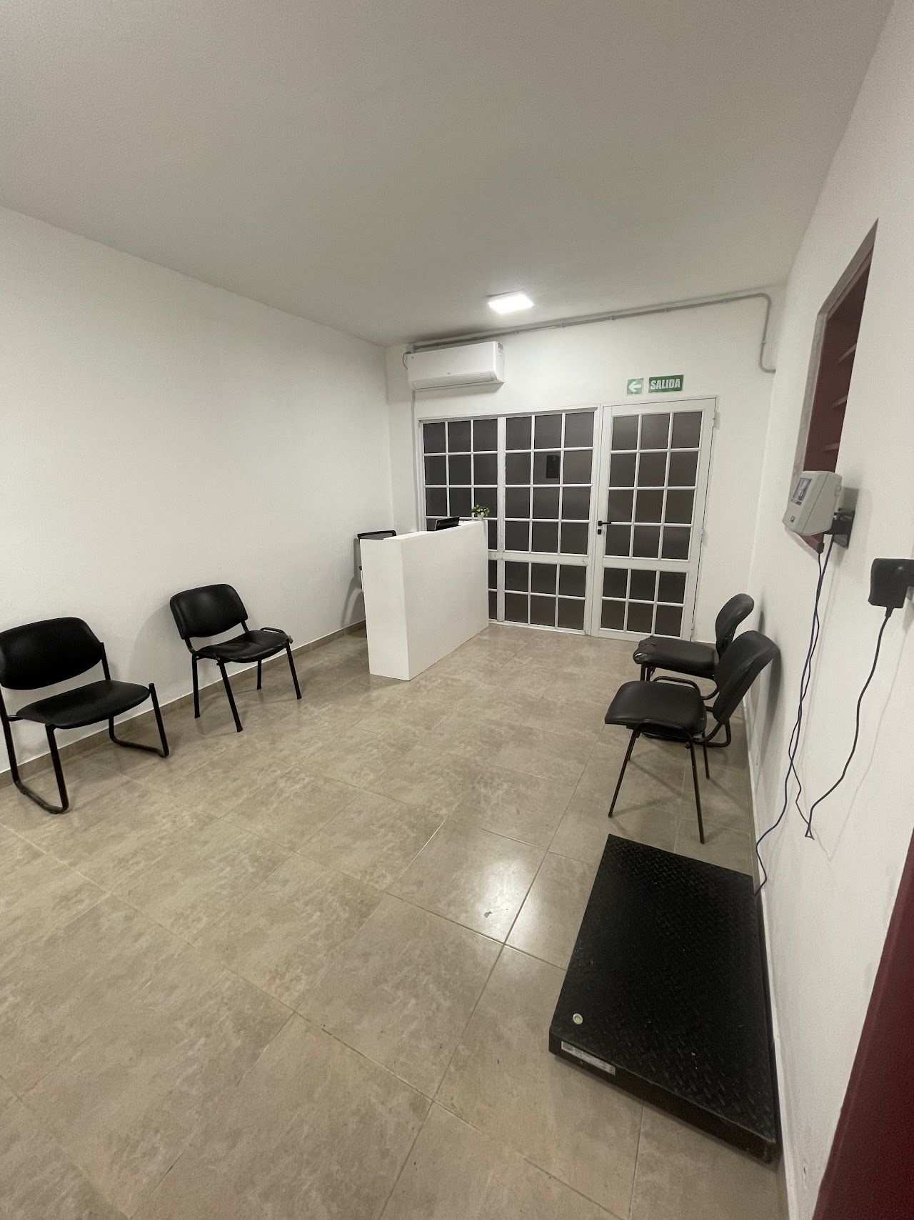 Sala de espera y recepción clínica de UCIvet Paraná