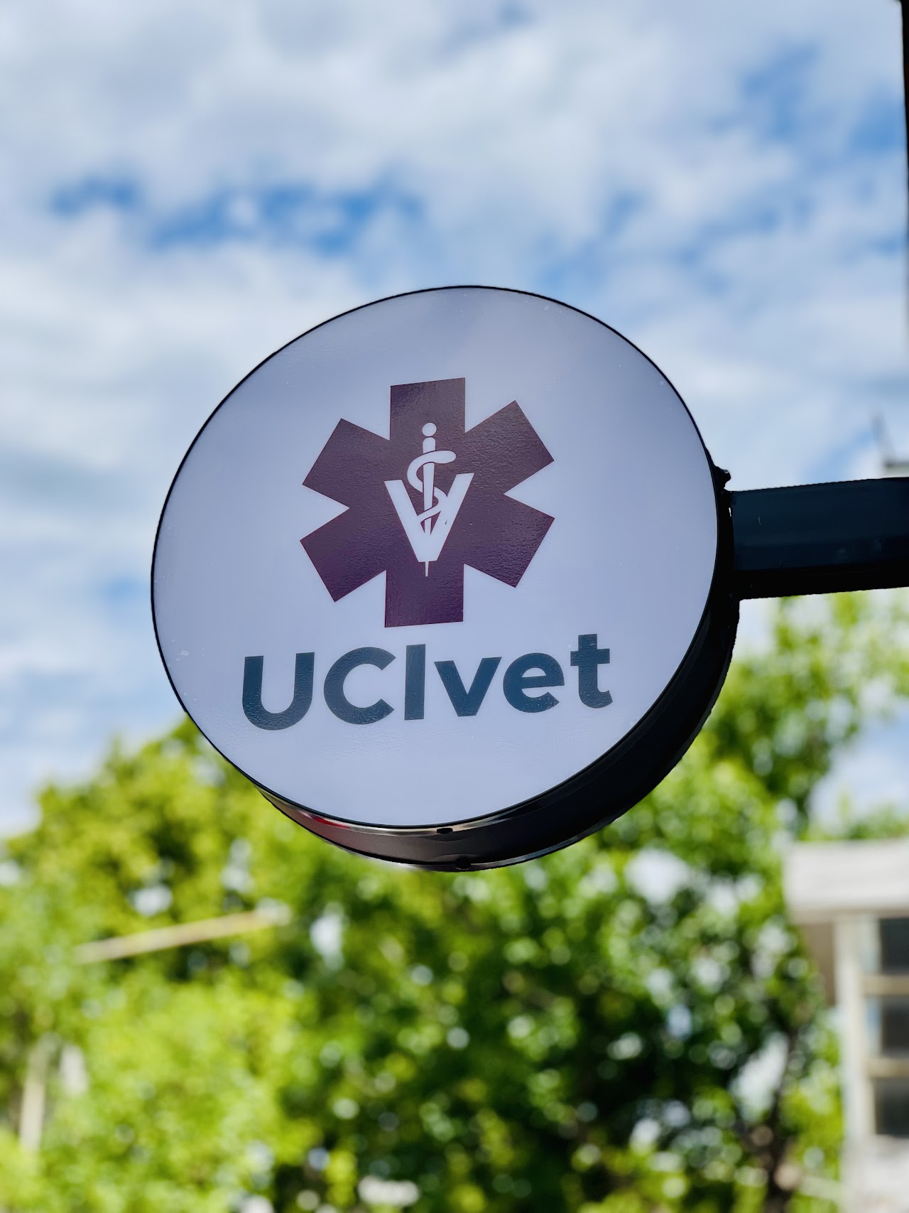 Cartel de UCIvet en la sede de Tejeiro Martínez